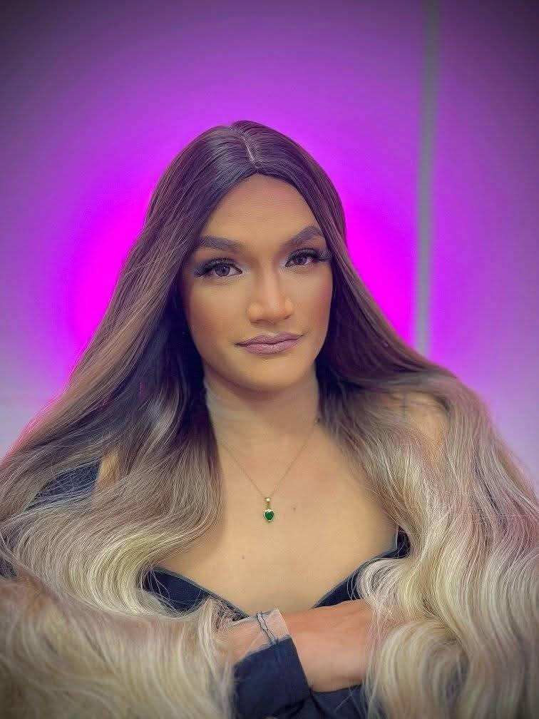 Trans_Alesandra Live Image